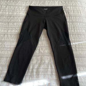 Woman’s Old Navy Active Cropped Leggings With Mesh Inserts, black, size small